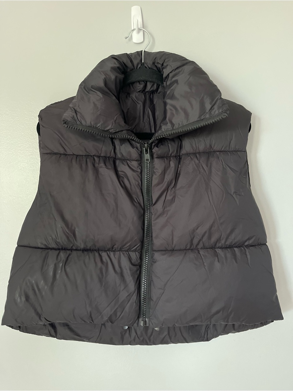Black Cropped Puffer Vest Size Large Adjustable Hem
